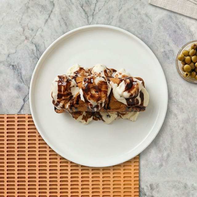 Cannoli or Tiramisu.